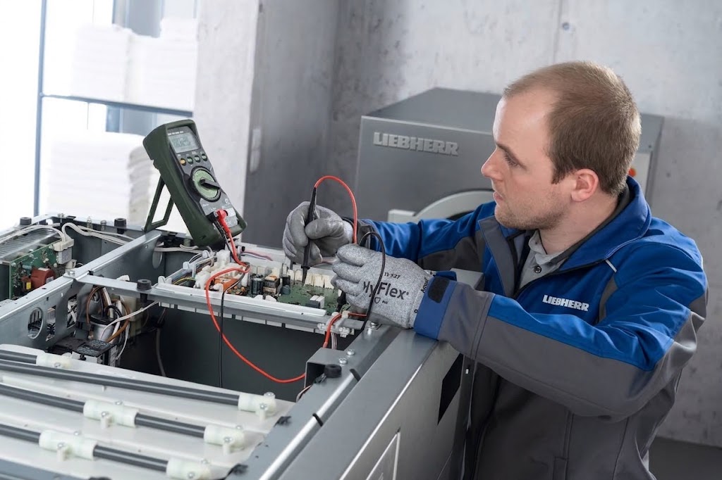 Мастер Liebherr за диагностикой электроники техники